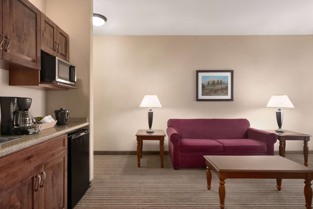 La Quinta Inn & Suites by Wyndham Trinidad 48/61