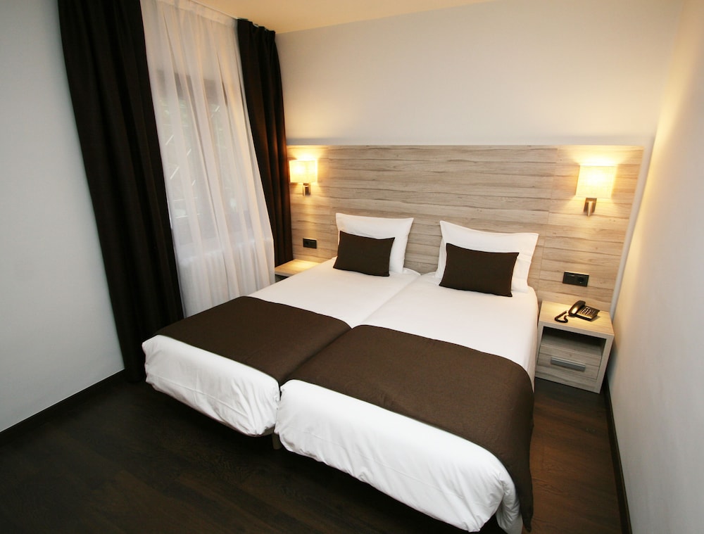 HOTEL PYRENEES 6/55
