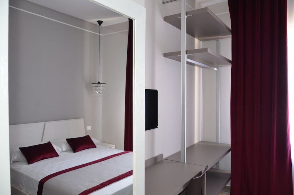 SUPERIOR, TRIPLE, QUEEN BED, SOFA