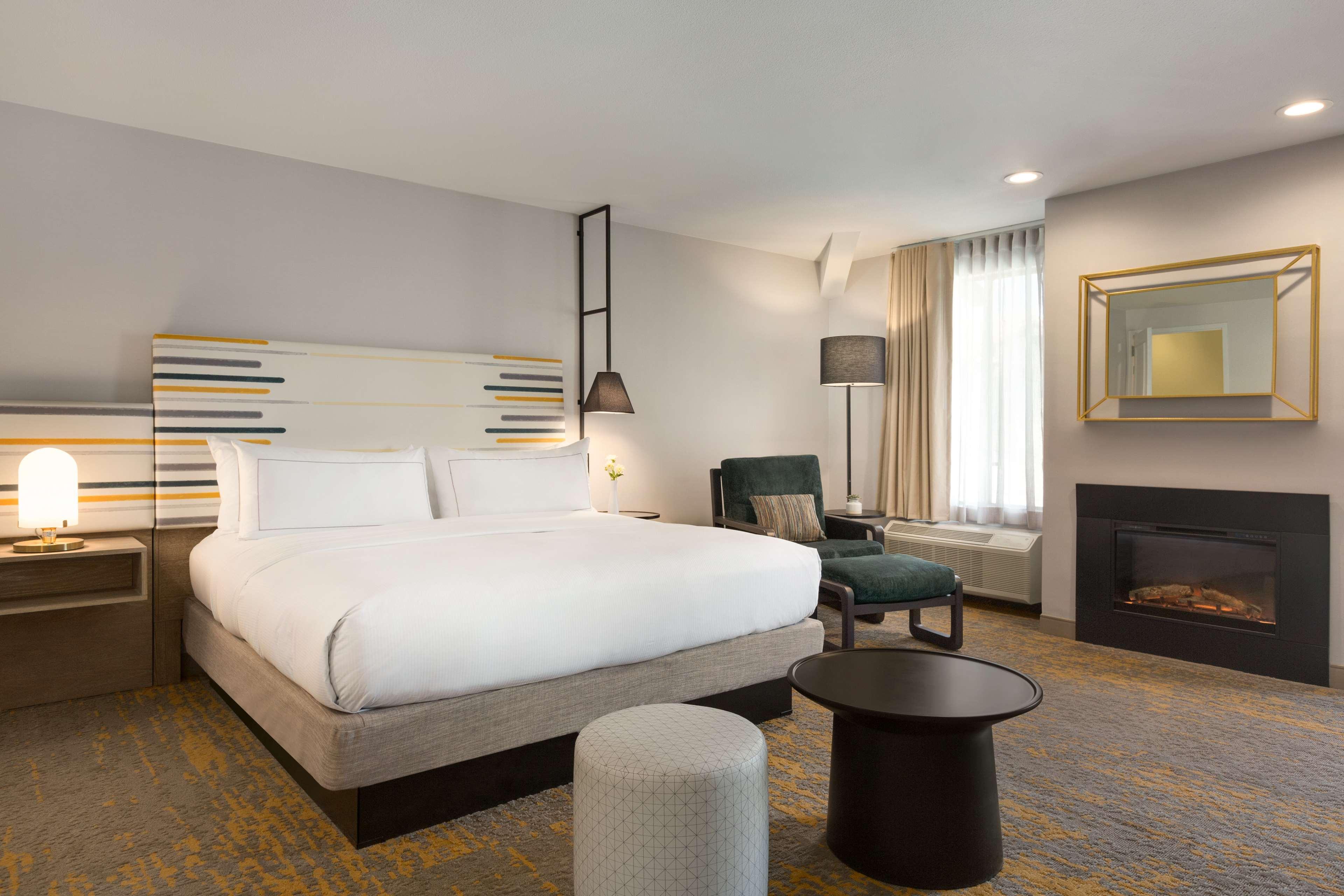 Room at DoubleTree by Hilton Hotel Campbell - Pruneyard Plaza, CAMPBELL - CA