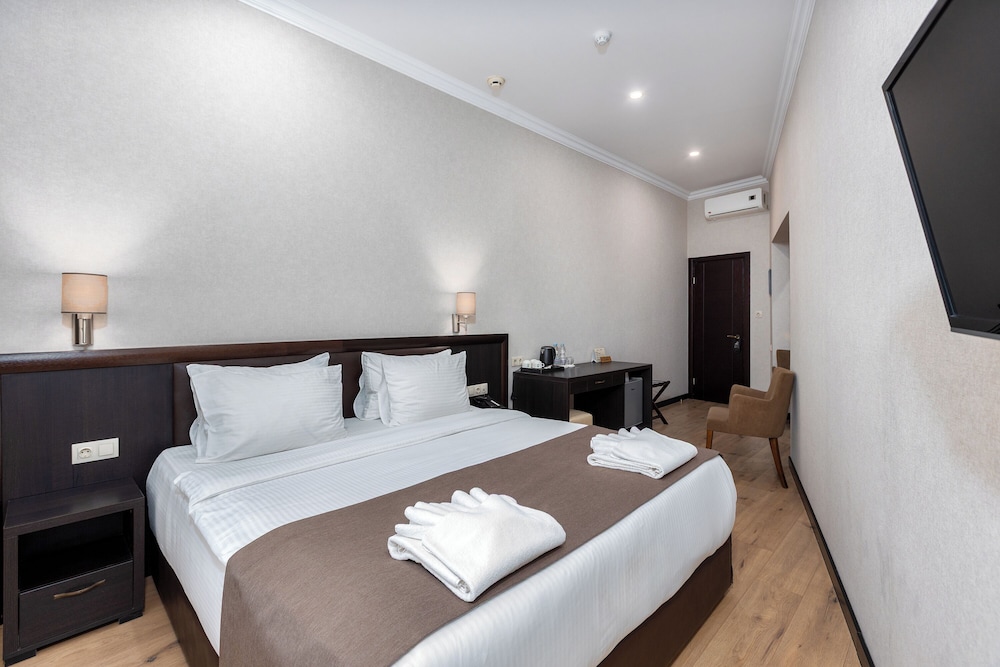 Standard, Queen Bed