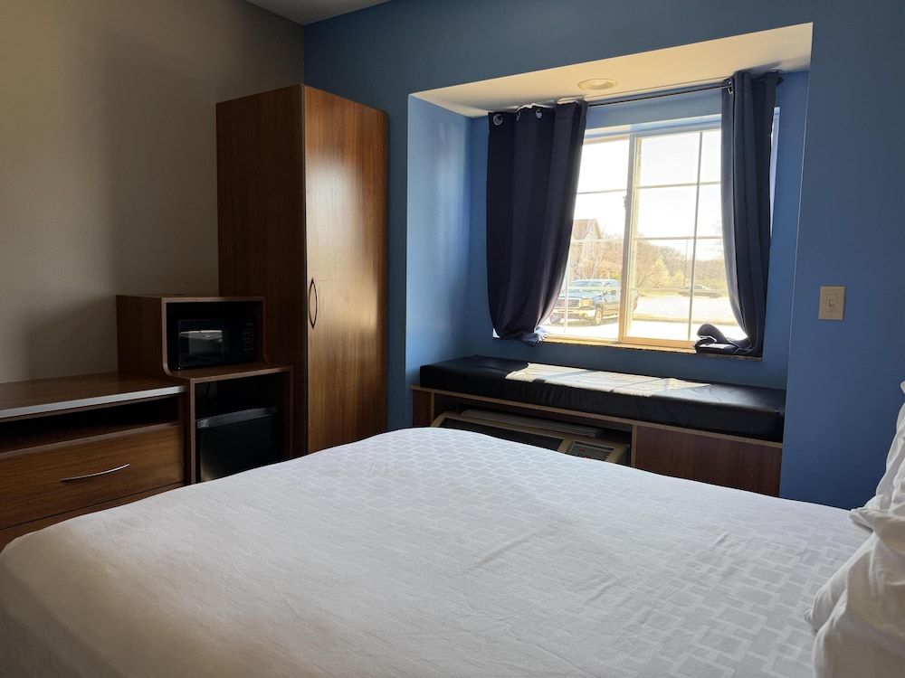 غرفة قياسية بسرير كوين لذوي الإعاقة، Microtel Inn Suites by Wyndham South Bend at Notre Dame 2/3