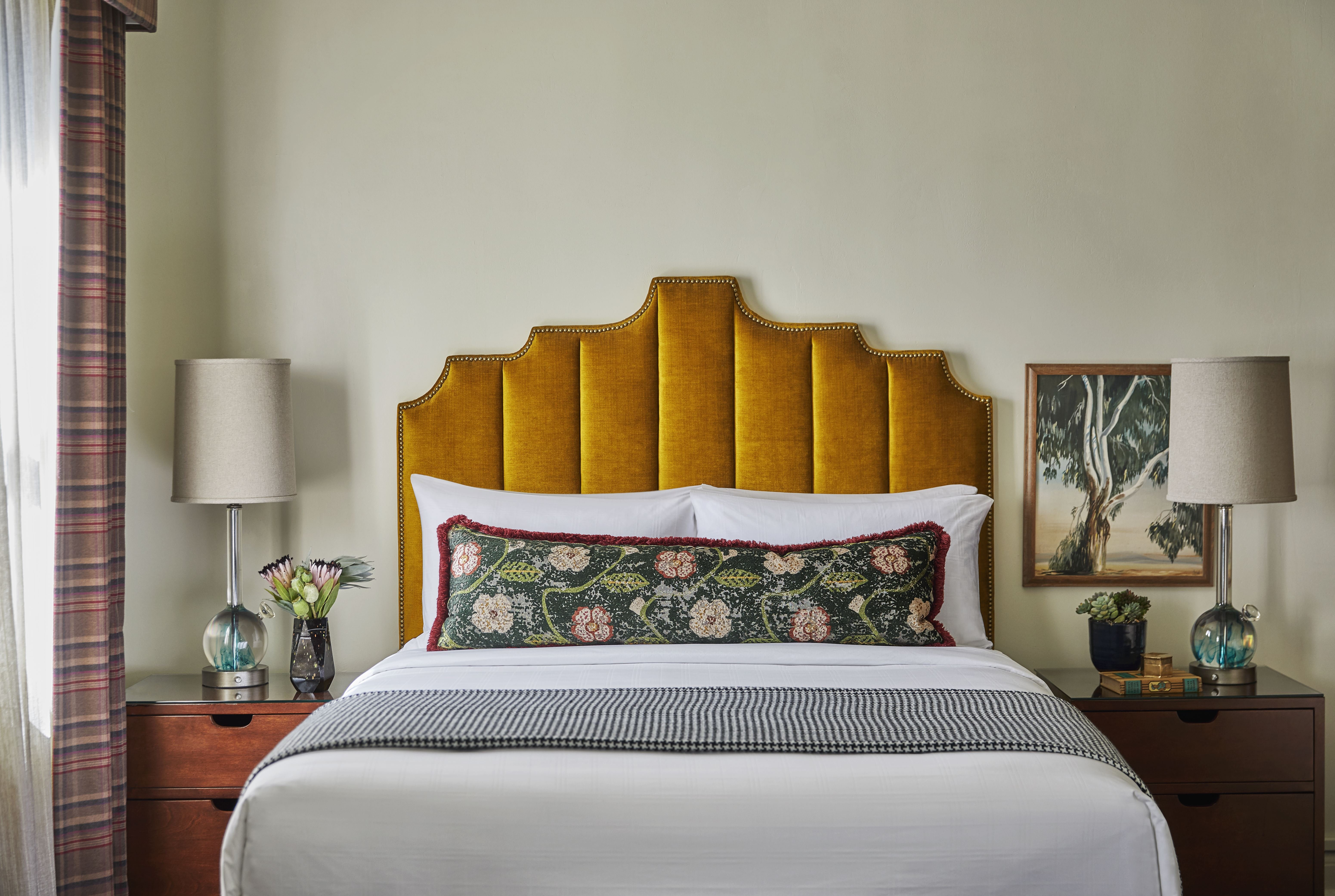 Graduate, Queen Bed, Accessible