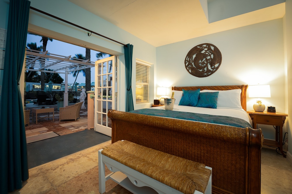 BUNGALOW, QUEEN BED, POOL VIEW, KITCHENETTE