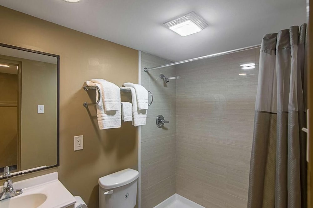 LoneStar Inn & Suites 48/51