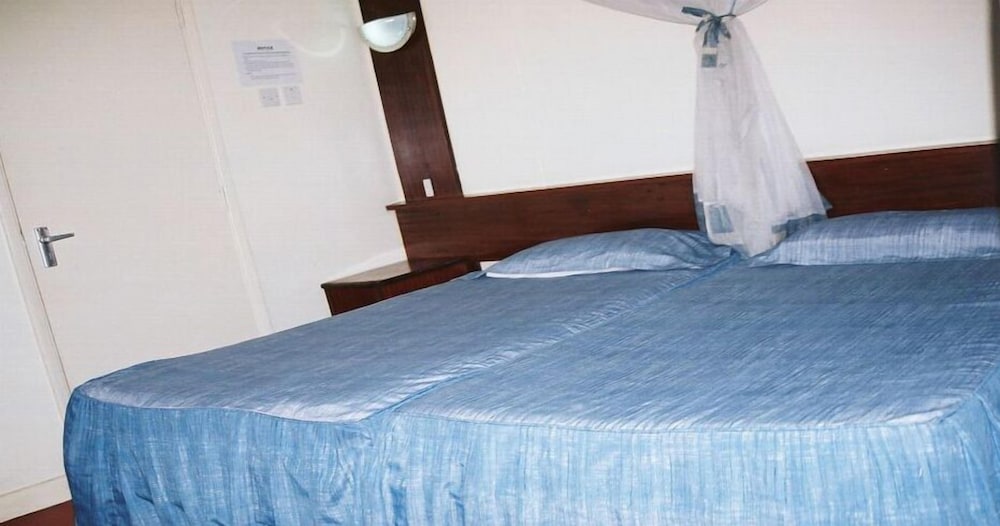 Blue Hut Hotel 6/13
