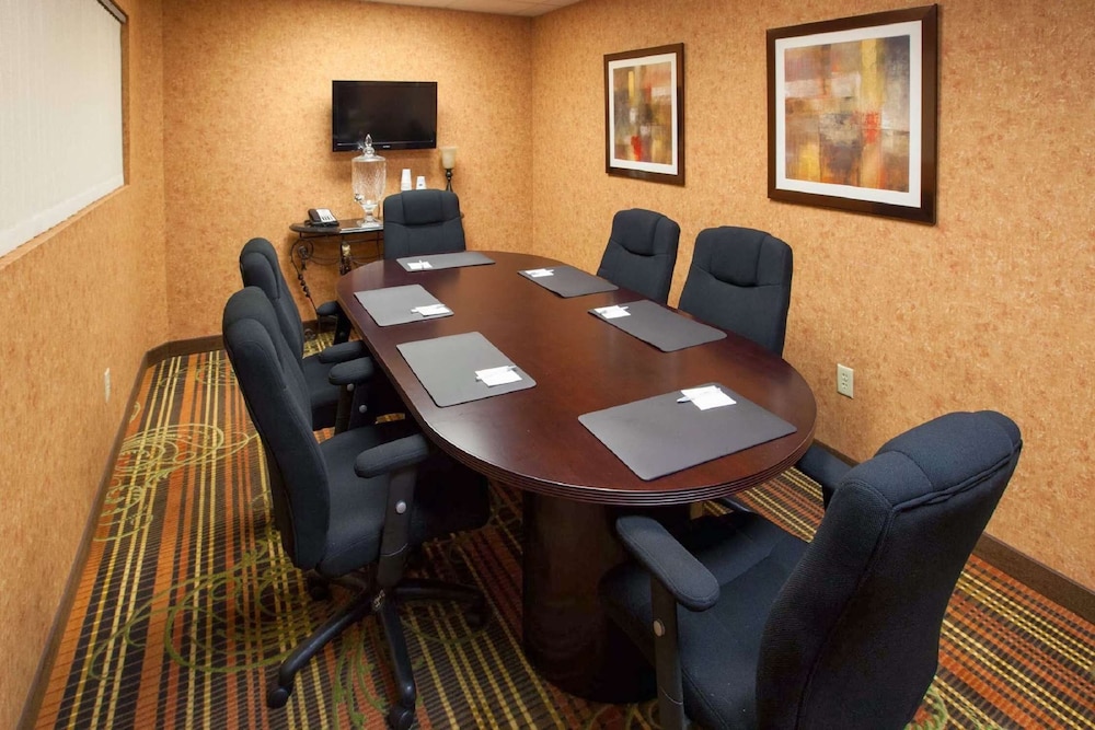 Hampton Inn Suites Cleveland Southeast/Streetsboro 56/63