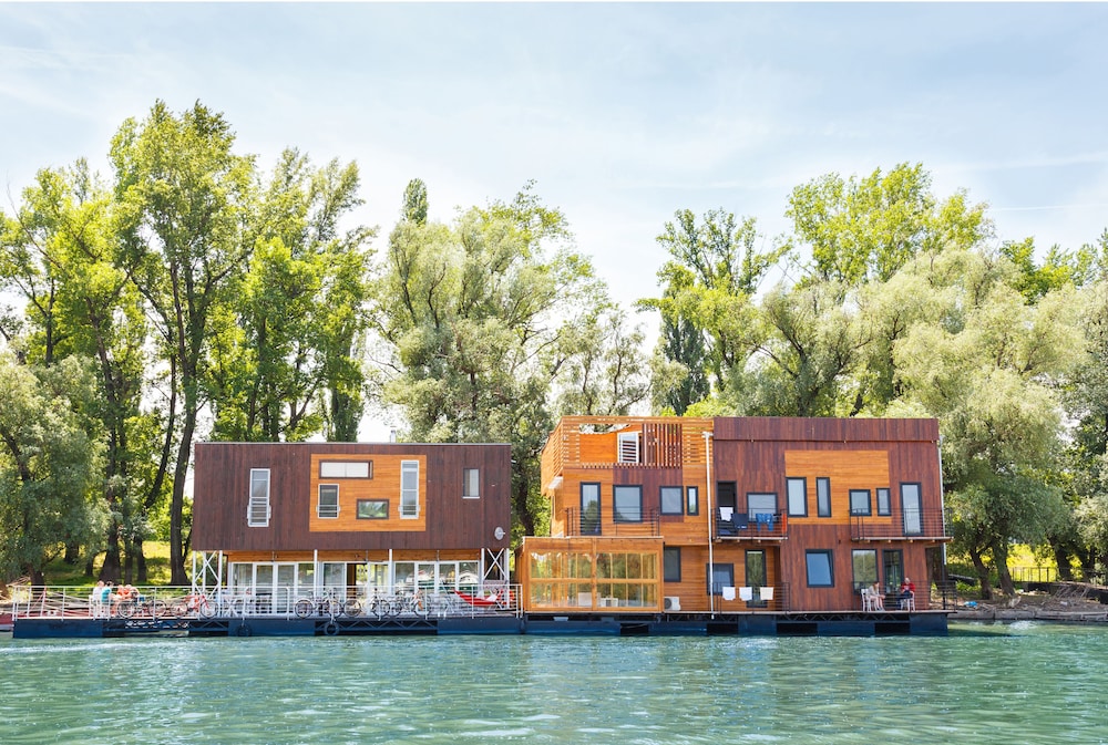 Arkabarka Floating Hostel And Apartments 76/83