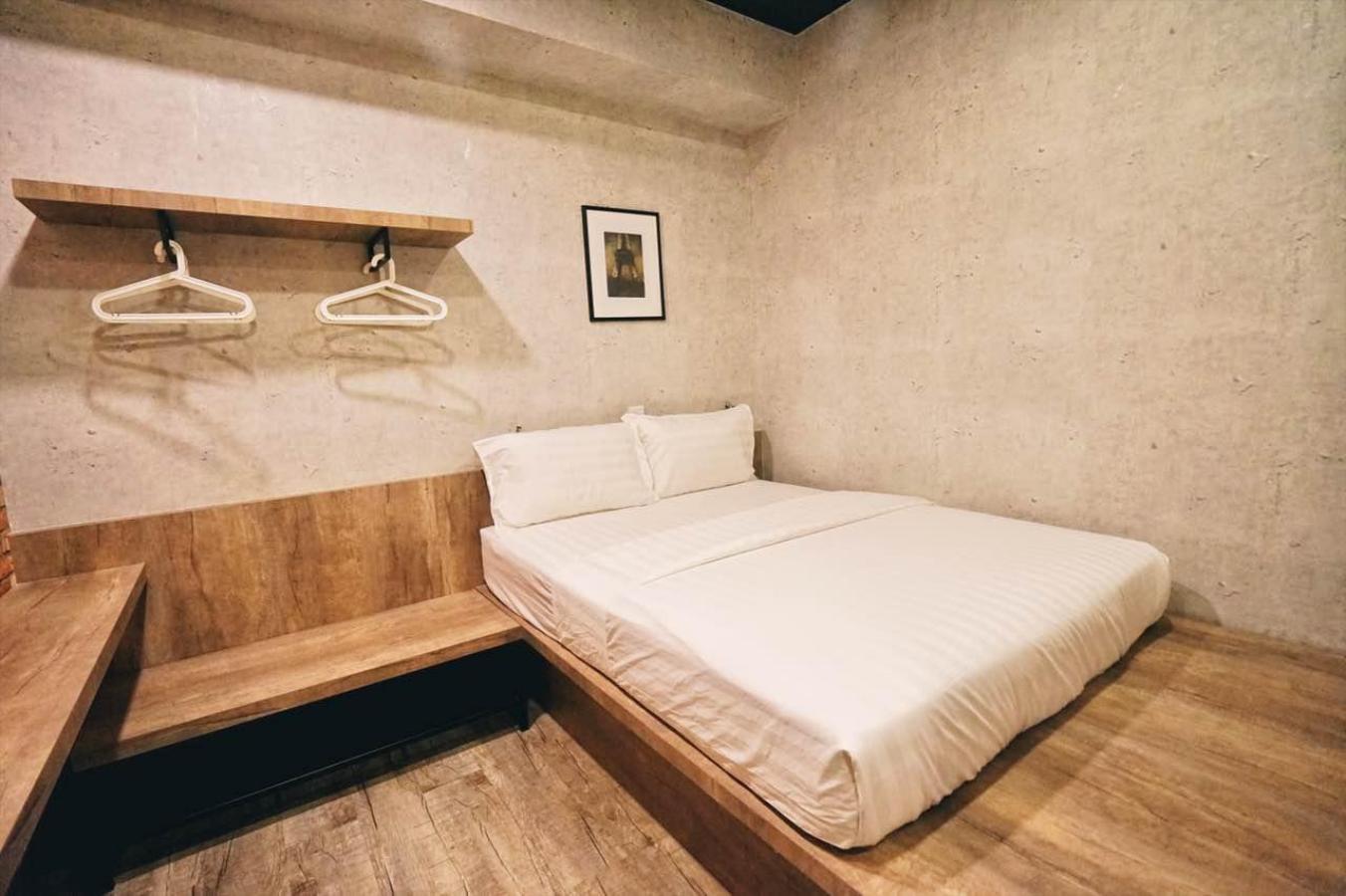 Room, Queen Bed, No Window