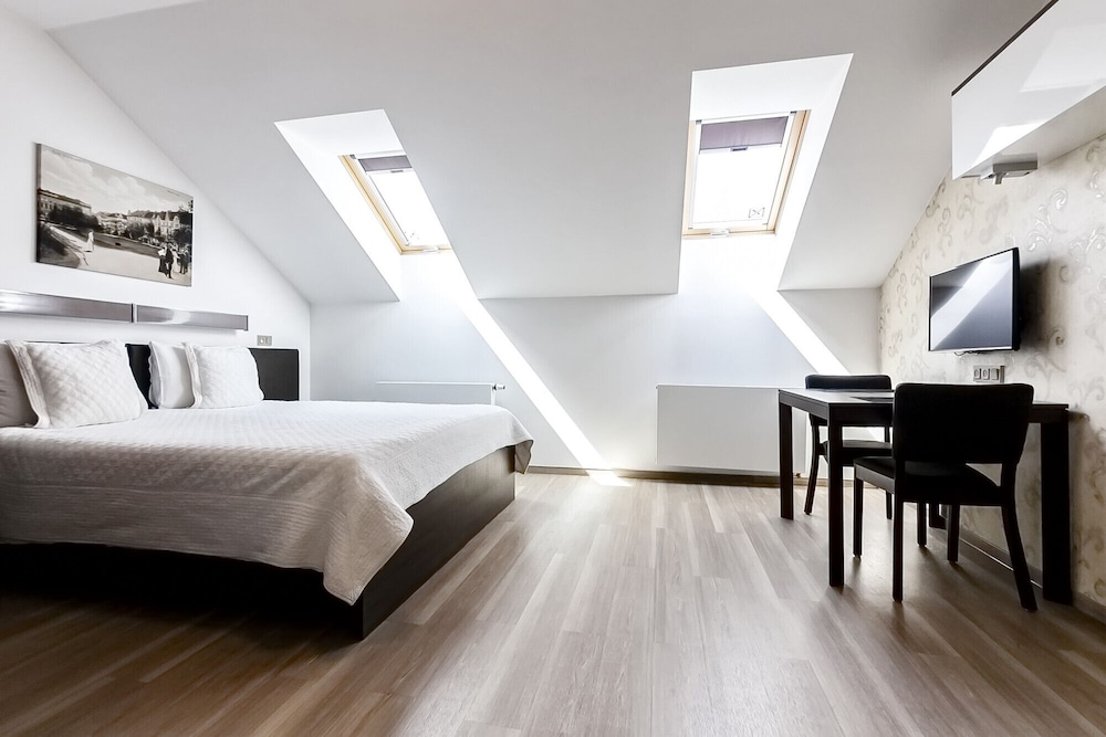 City, Studio, Queen Bed, Kitchenette, Attic