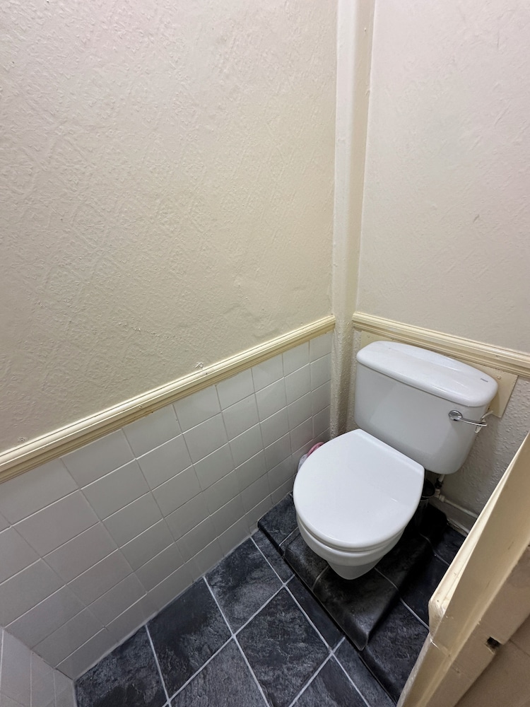 Tuxford House Hotel 31/34
