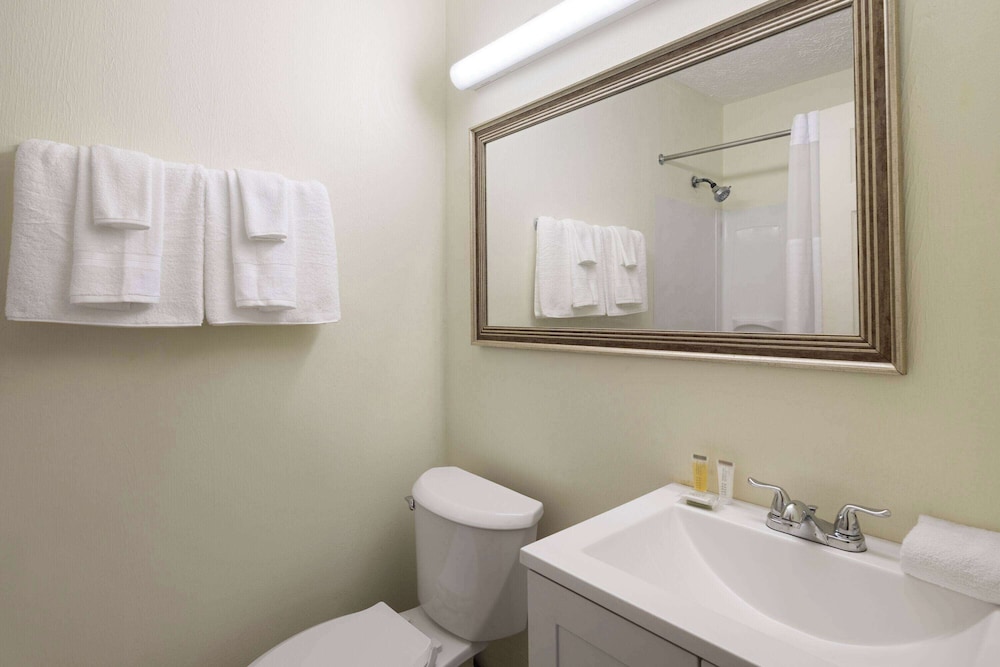 Super 8 by Wyndham Youngstown/Girard 25/26