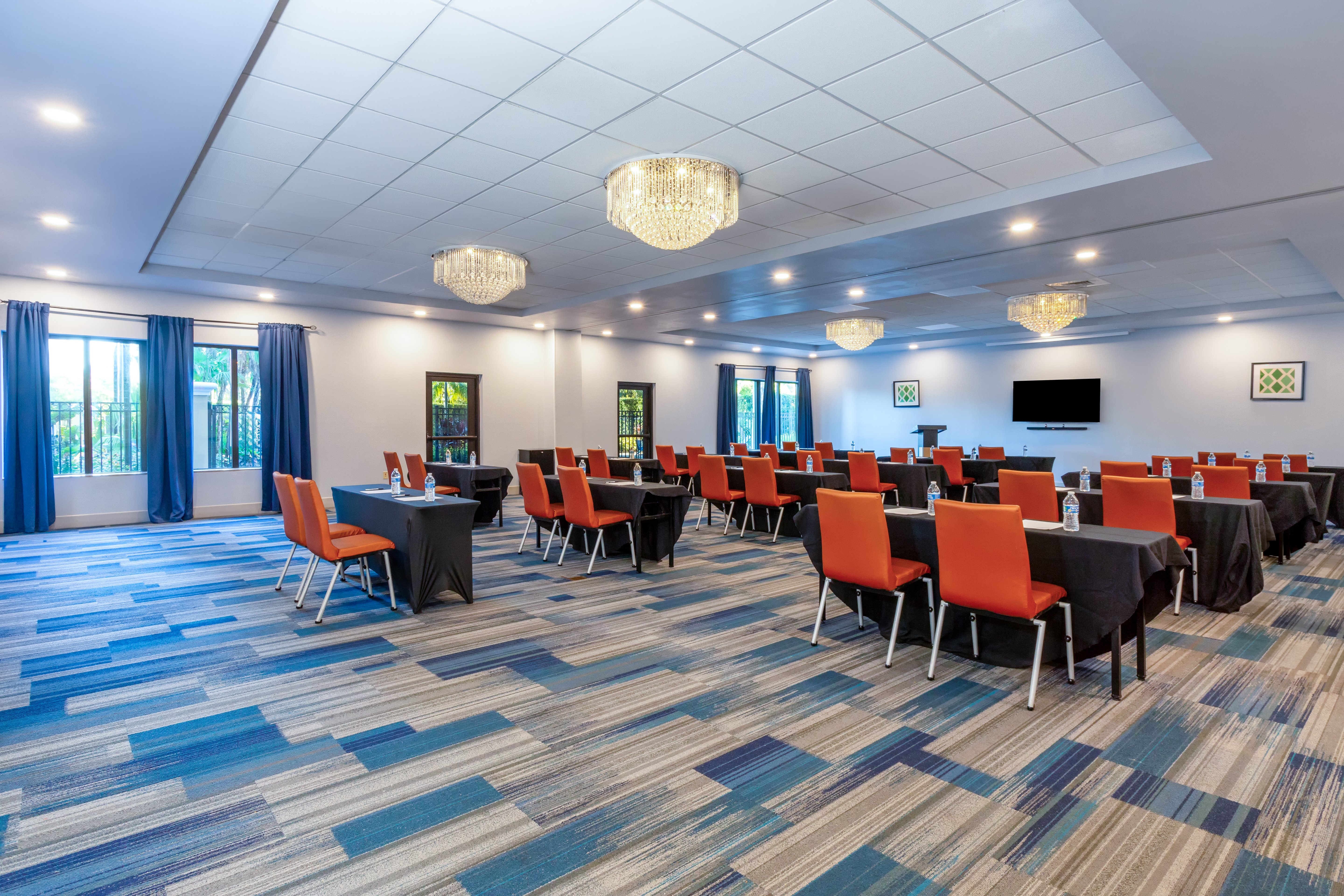 Holiday Inn Express and Suites Orlando - International Drive 67/79