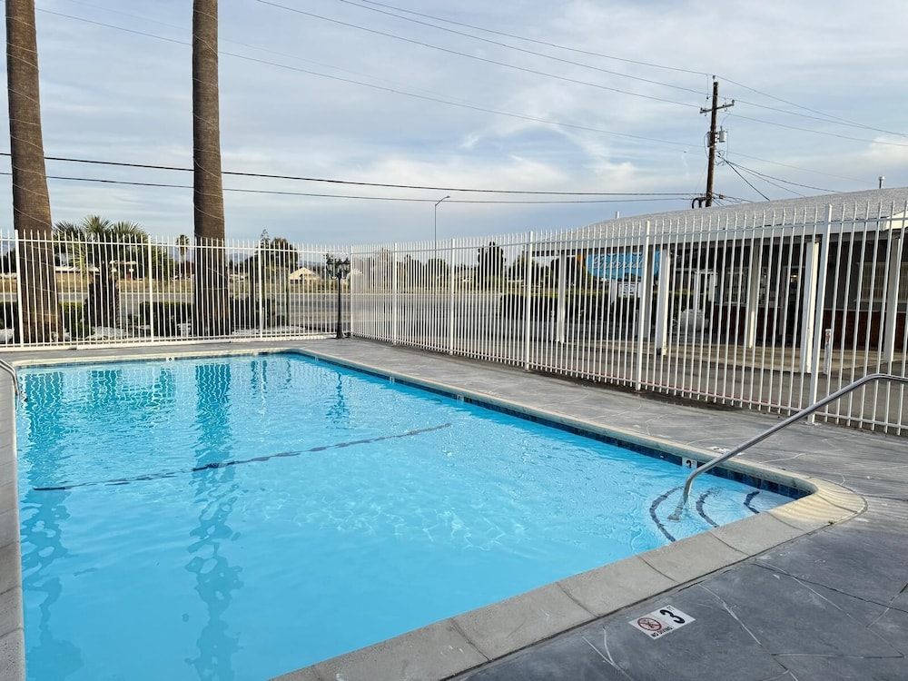 Hollister Inn 21/28