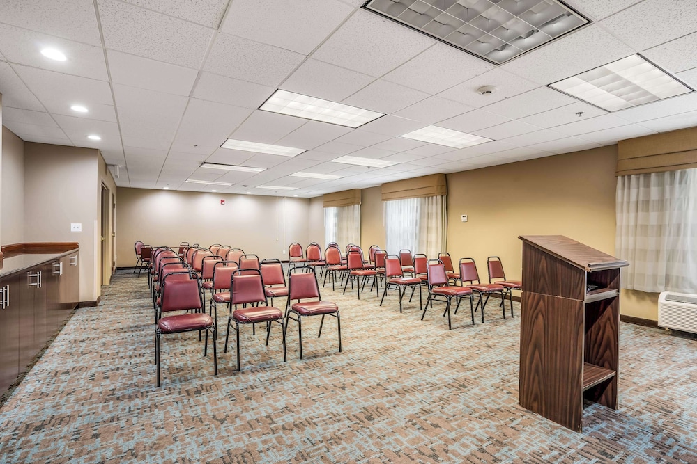 Sleep Inn & Suites Jacksonville Near Camp Lejeune 27/33