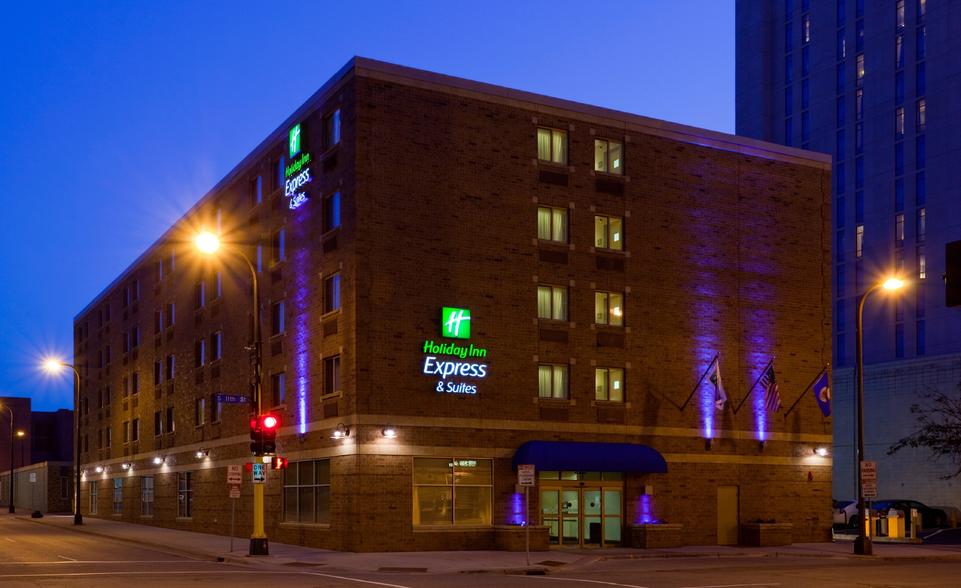 Holiday Inn Express Suites Minneapolis Downtown 2/57