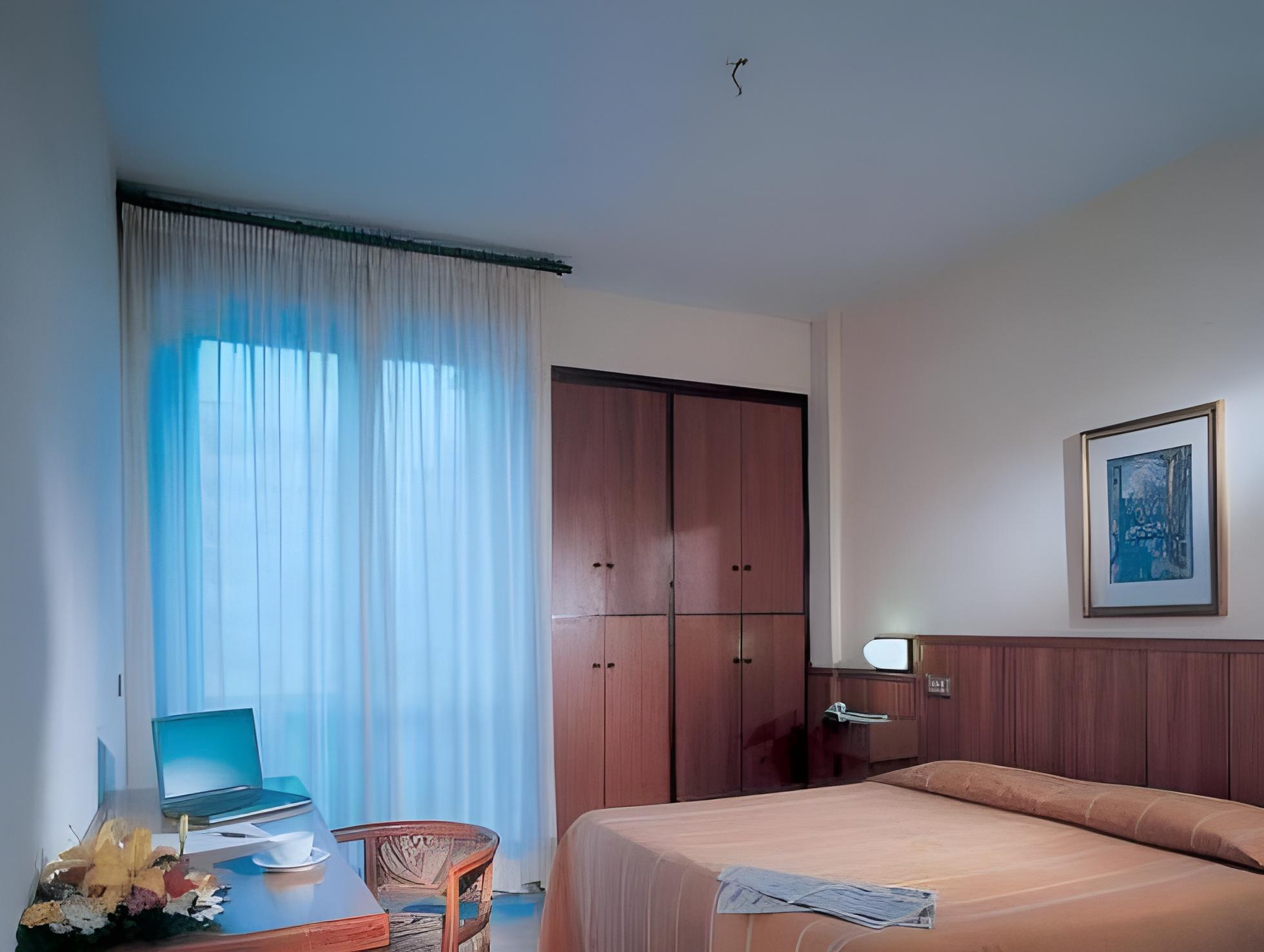 ROOM, SINGLE