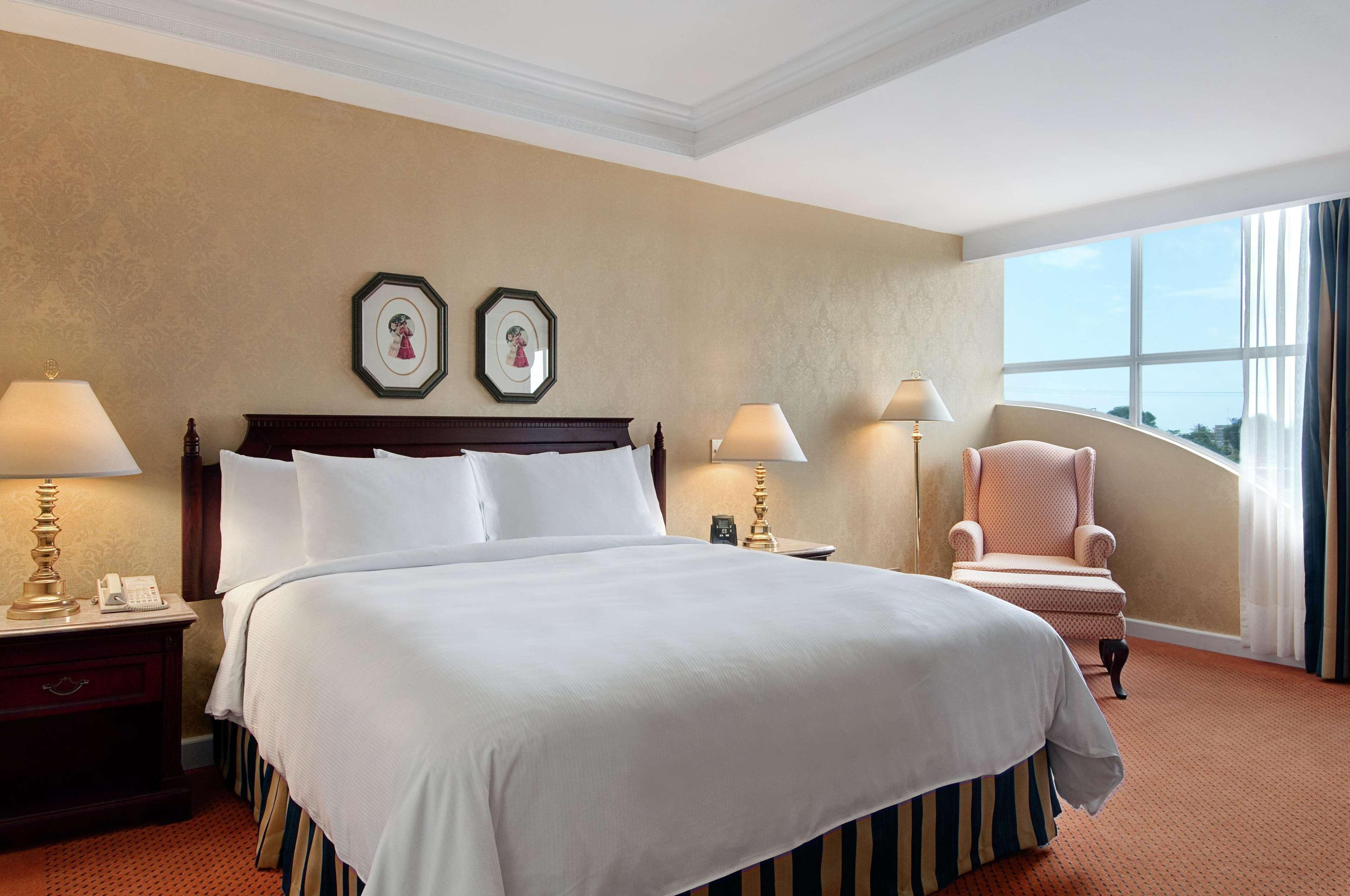 ROOM, KING BED