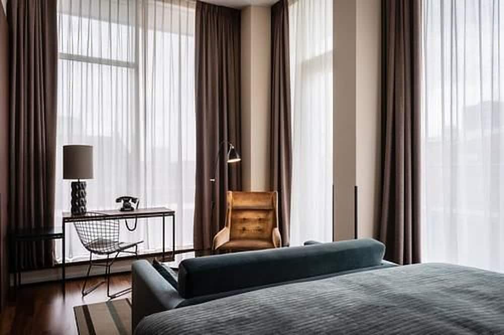 JUNIOR SUITE, DOUBLE BED, CITY AND CITY VIEW