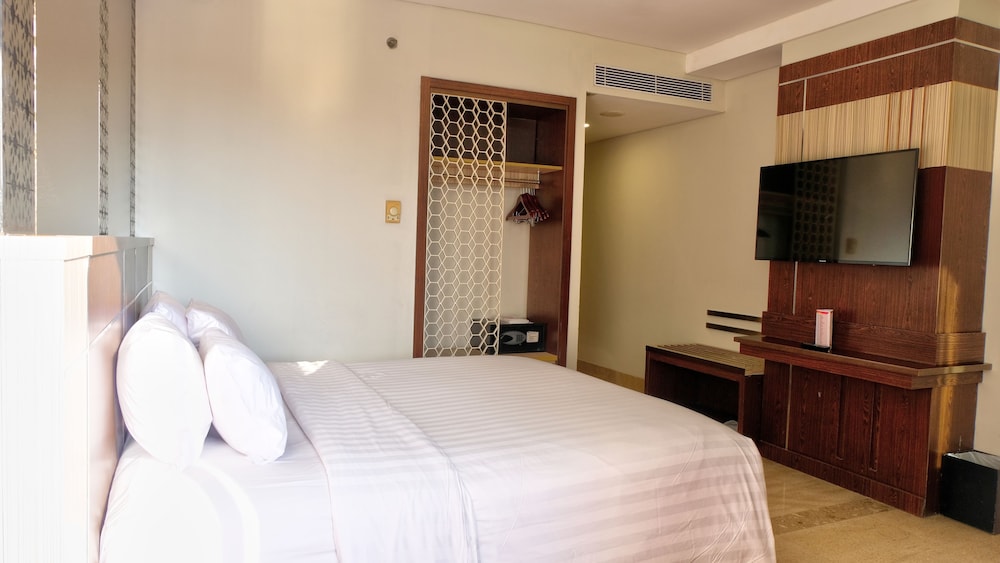 DELUXE, KING BED, POOL VIEW