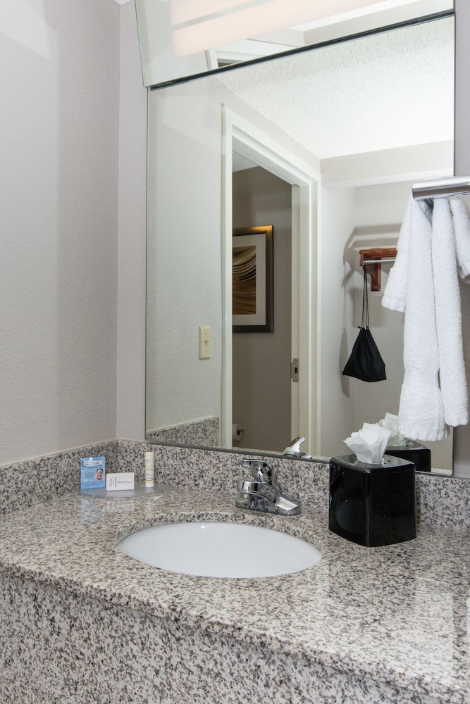 Courtyard by Marriott Charlotte Lake Norman 12/40