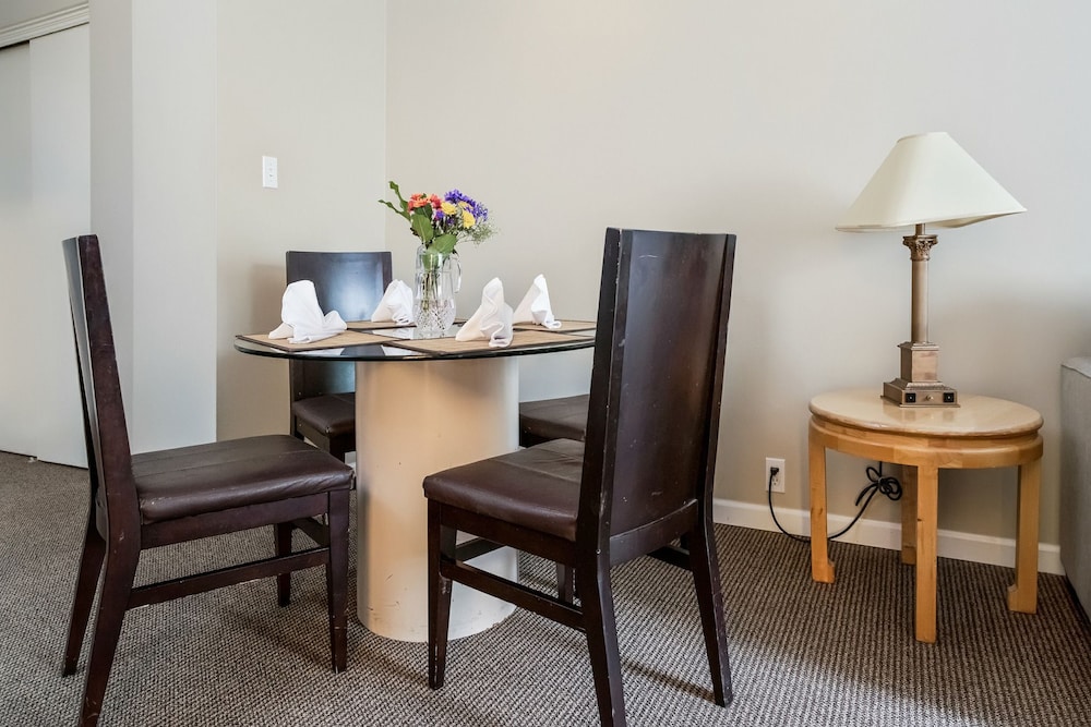 The Rosellen Suites At Stanley Park 65/74