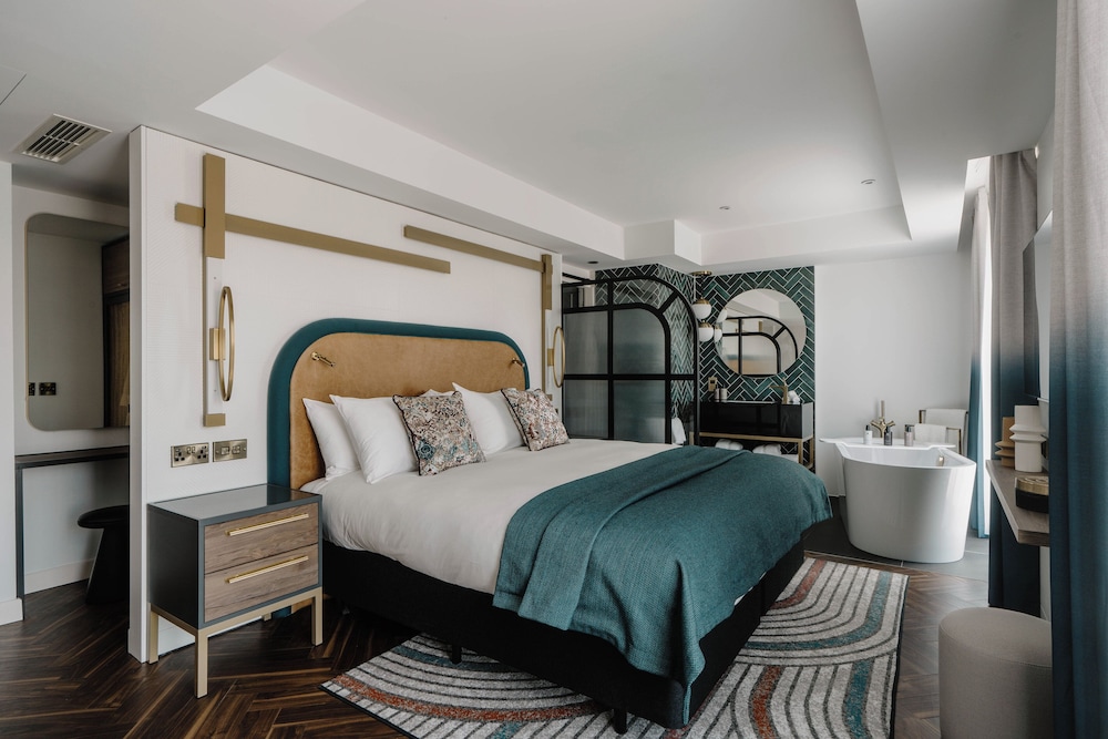 1 Bedroom, Suite, King Bed, Balcony, Bathtub, Top Floor
