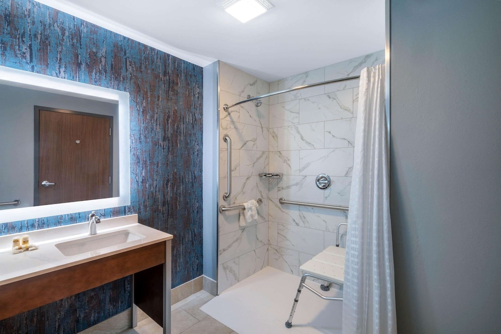 La Quinta Inn & Suites by Wyndham Louisville East 16/45