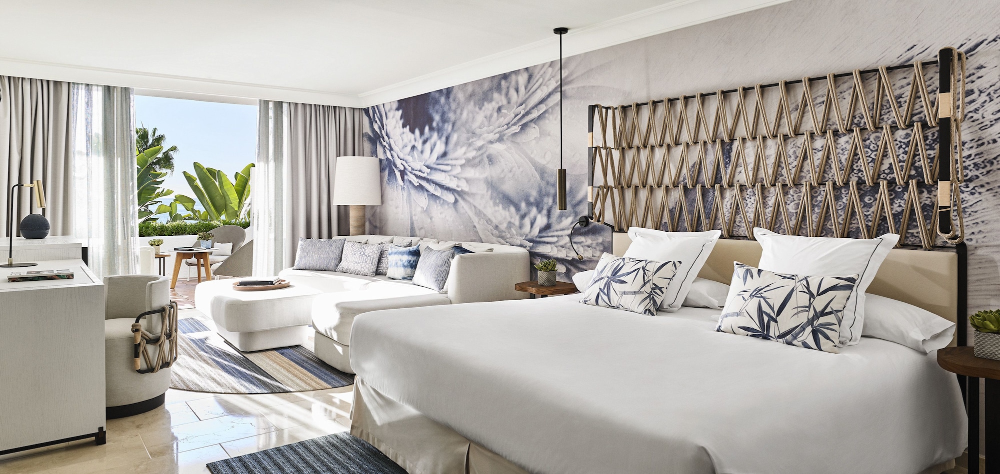 JUNIOR SUITE, DELUXE, KING BED, PARTIAL SEA VIEW