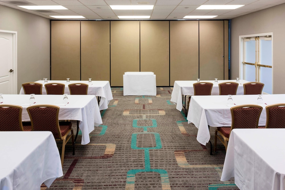 Residence Inn By Marriott Santa Clarita Valencia 51/61