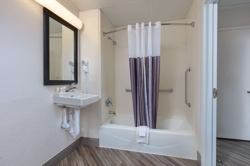 La Quinta Inn & Suites by Wyndham Clifton/Rutherford 14/50