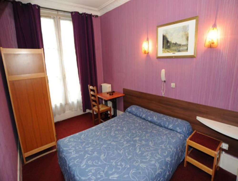 Sully Hotel 10/40