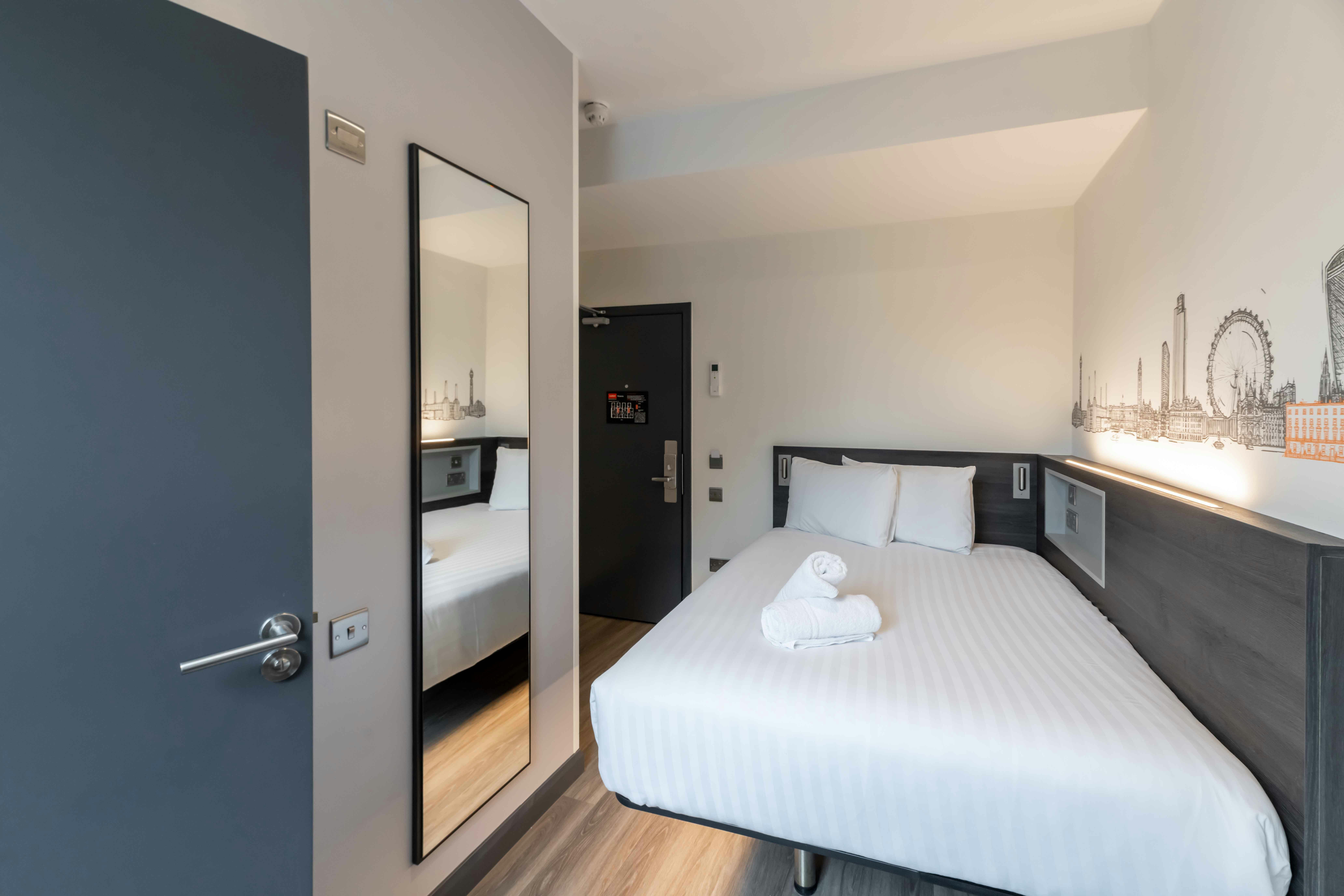 غرفة قياسية بسرير مزدوج، easyHotel London Victoria 4/6