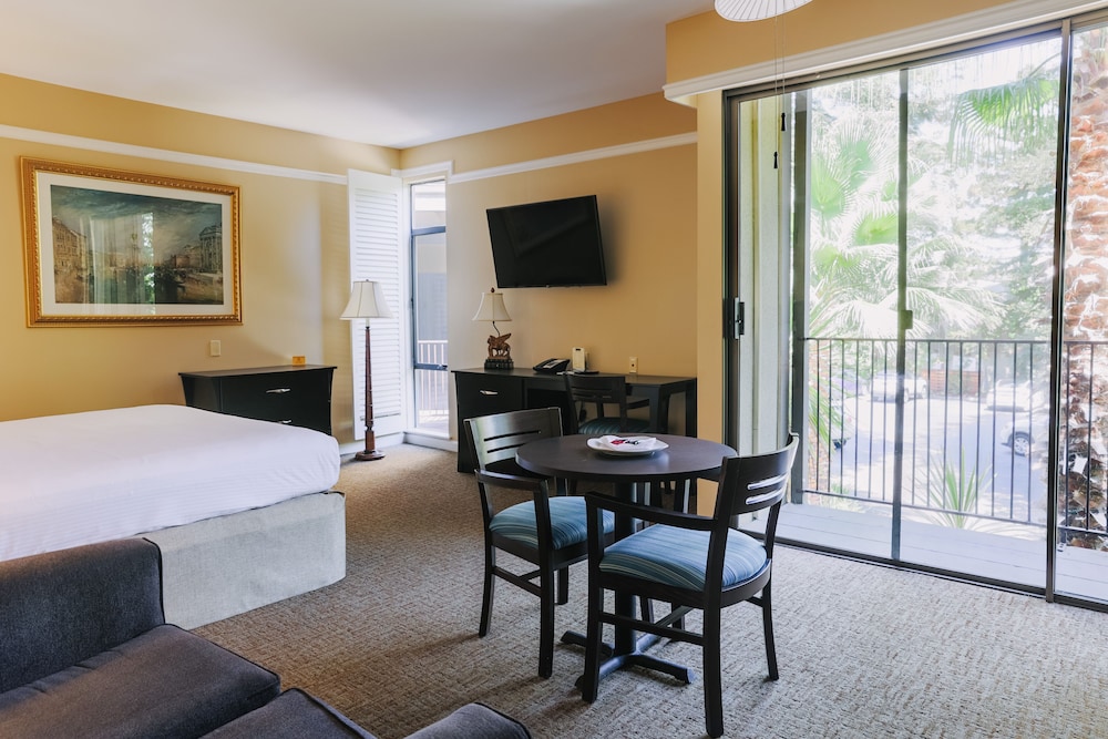 Dinah's Garden Hotel 41/60