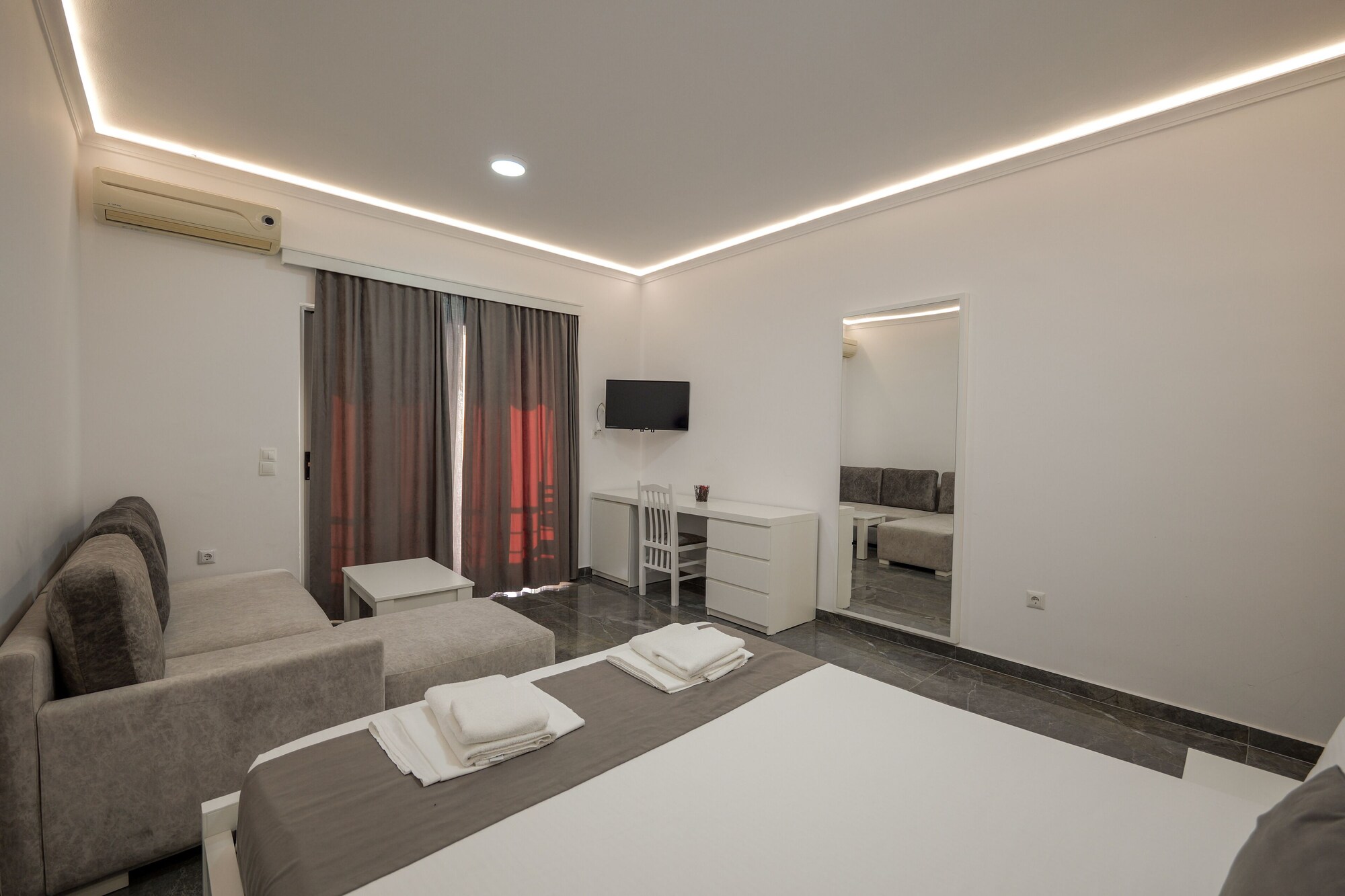 جناح بسرير مزدوج بإطلالة على البحر مع أريكة، Vila Era Beach 10/10