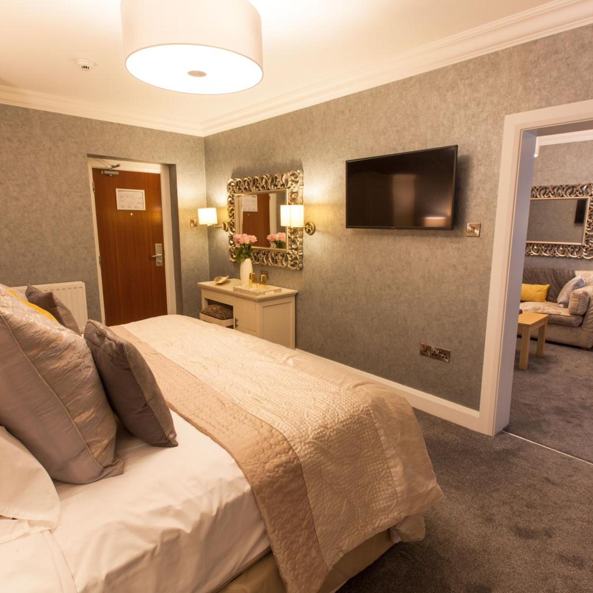 Suite, King Bed, Bathtub