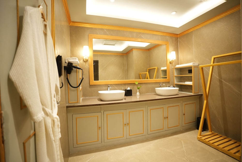 DELUXE, SUITE, KING BED, POOL VIEW
