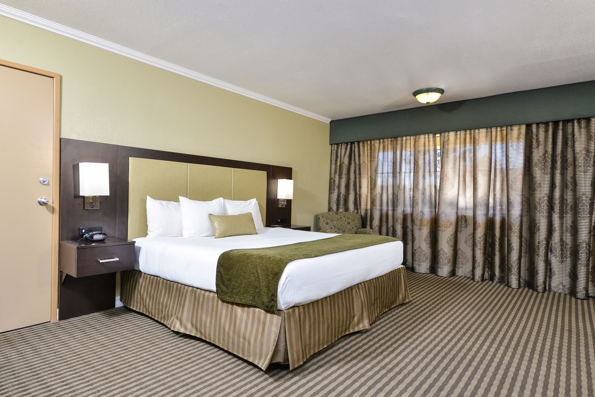 غرفة قياسية بسرير كينج لذوي الإعاقة، Royal Sun Inn & Suites 3/6