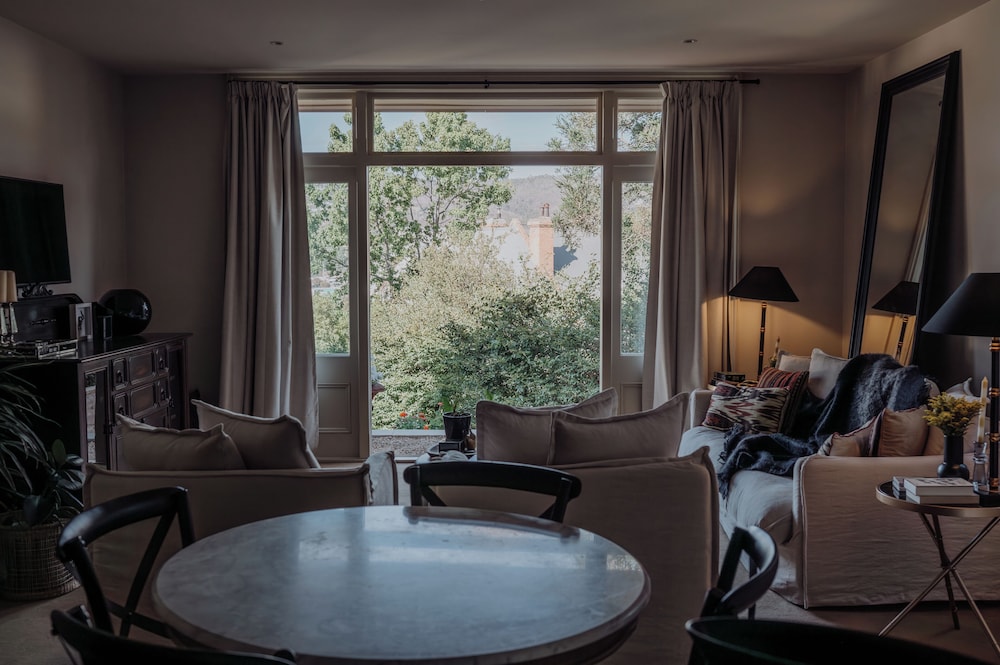 Grande Vue Private Hotel 48/66