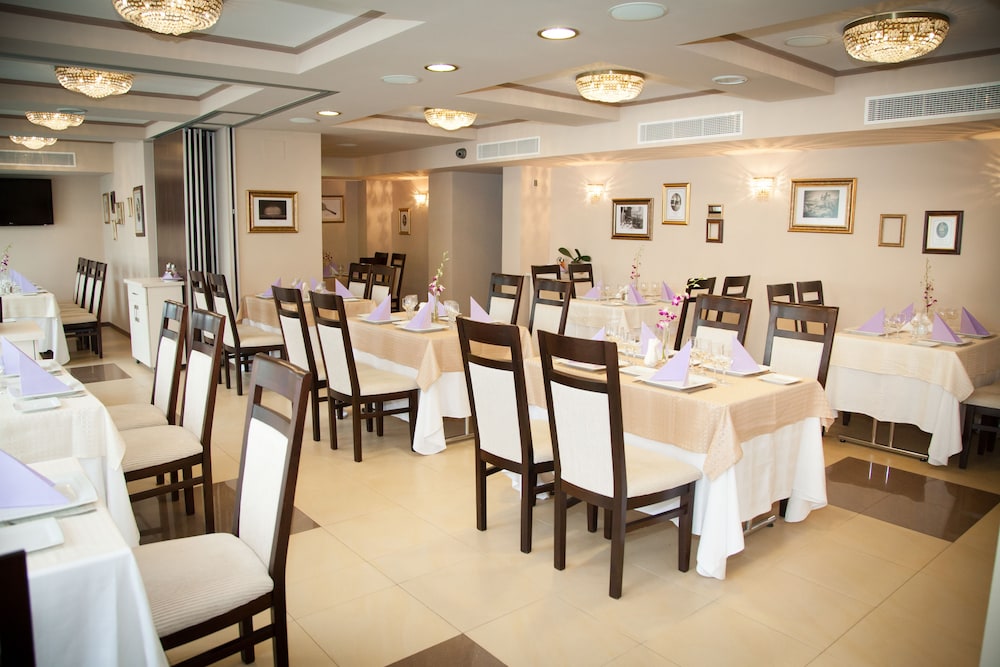 Ambasador Hotel 58/76