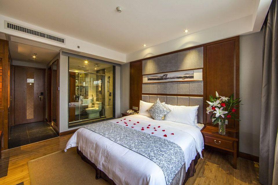 Elegant, Queen Bed