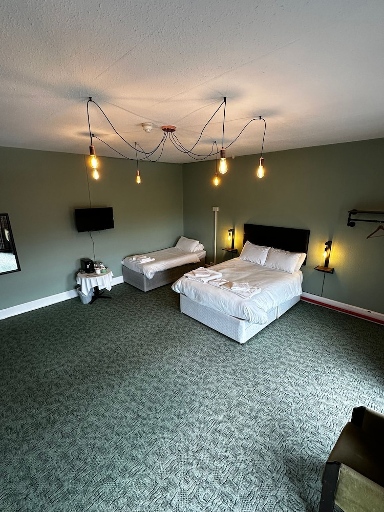 Station Hotel 51/56