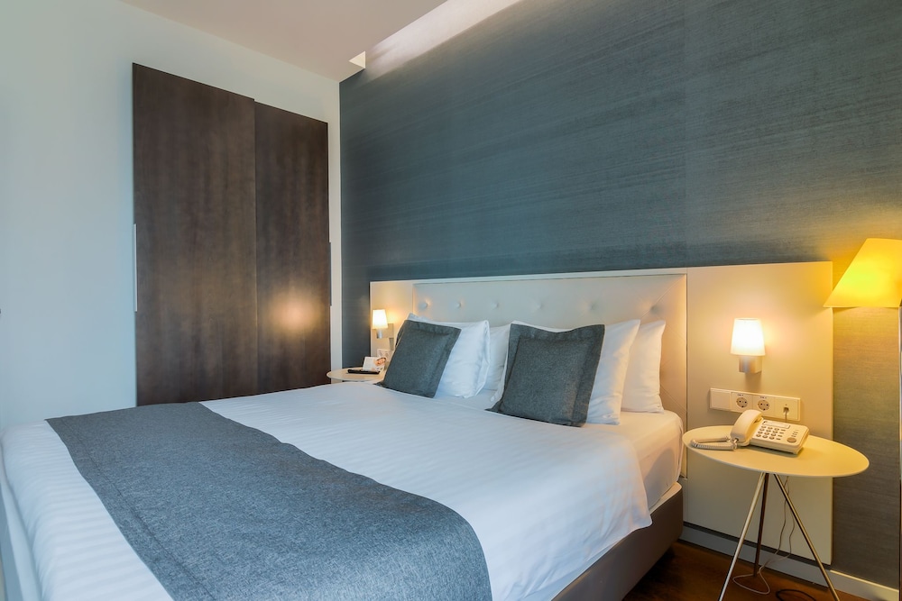 SUPERIOR, SUITE, QUEEN BED