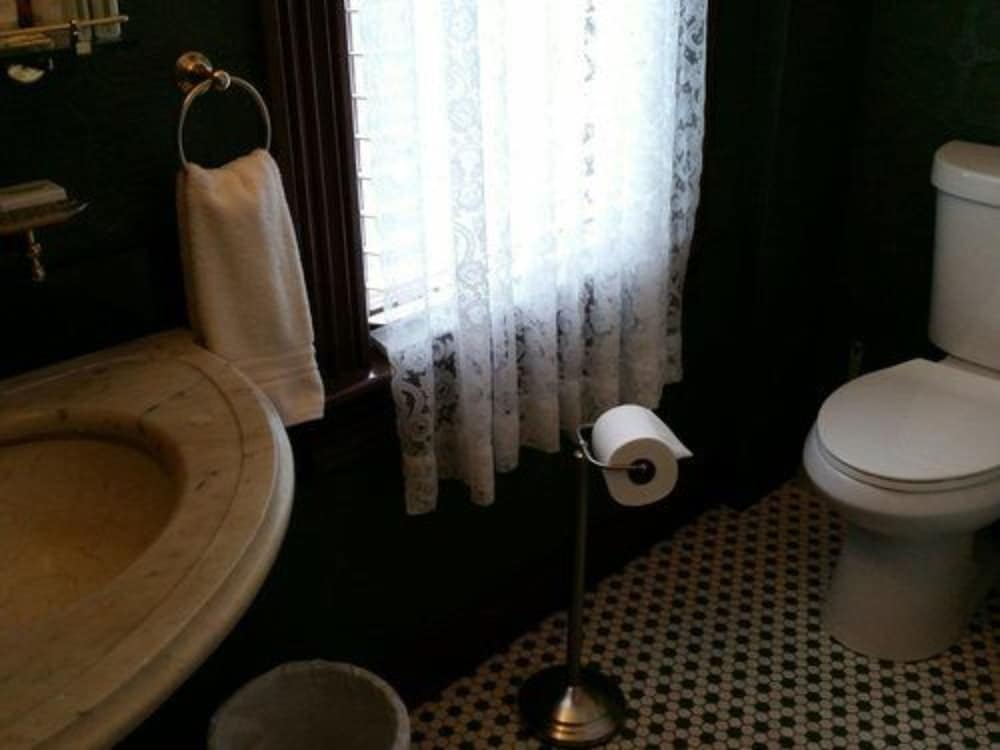 Geiger Victorian Bed and Breakfast 21/25