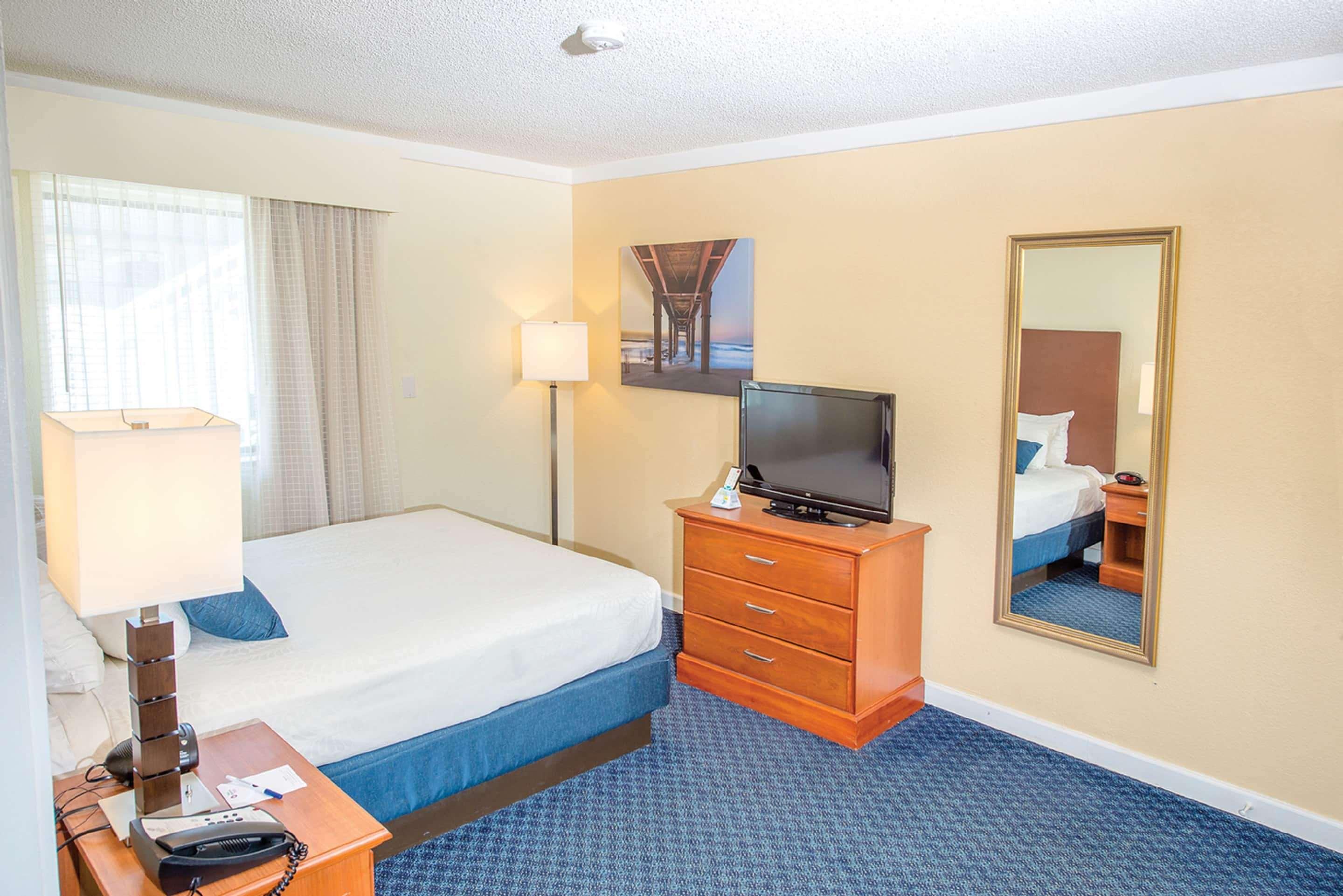 Studio, Queen Bed