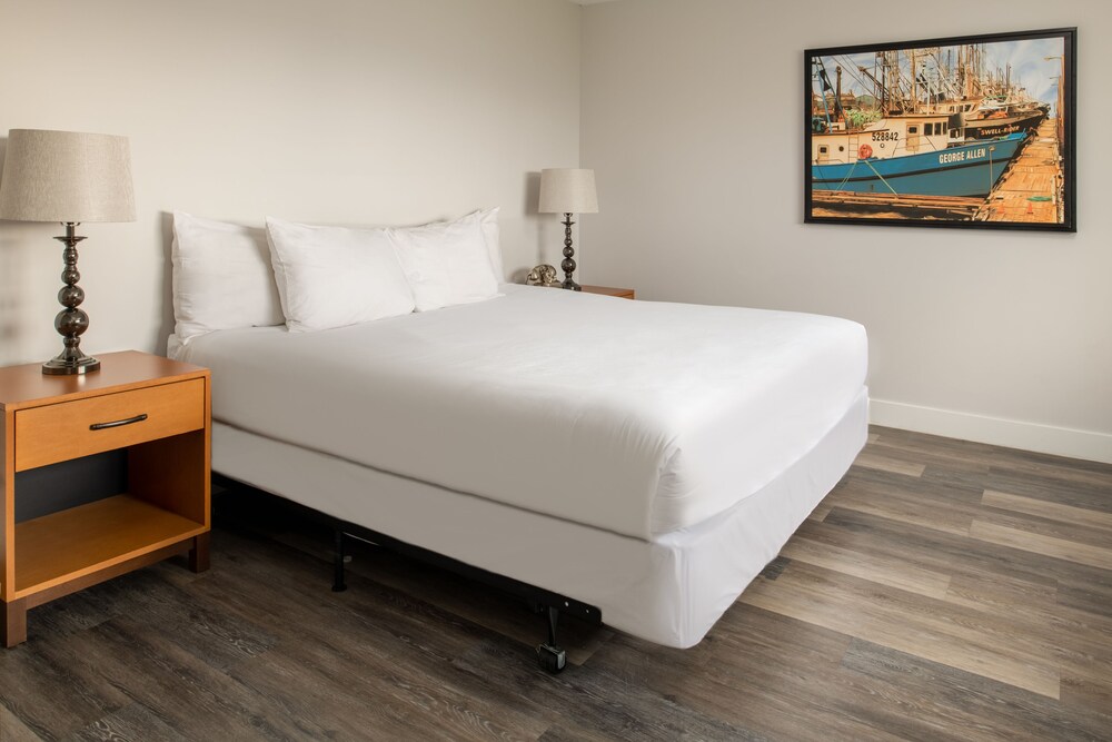 Suite, King Bed, Marina View, Balcony, Kitchenette