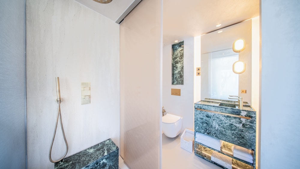 غرفة فاخرة بسريرين منفصلين بشرفة، Destino Five Ibiza -5-Star Grand Luxe Resort 5/5