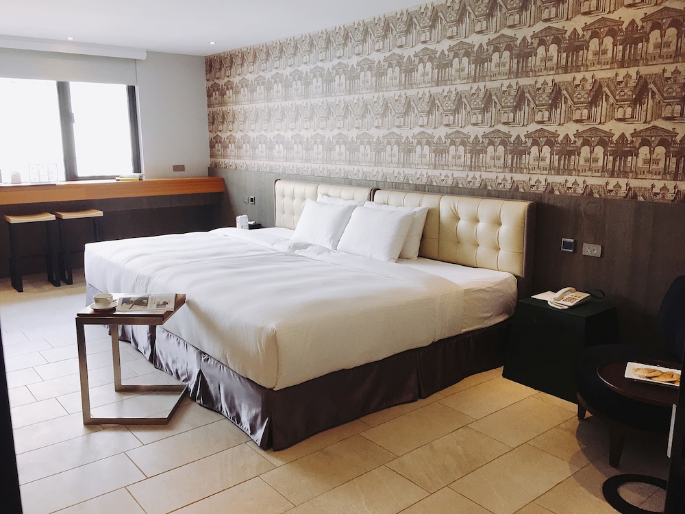 3 Door Hotel 20/76