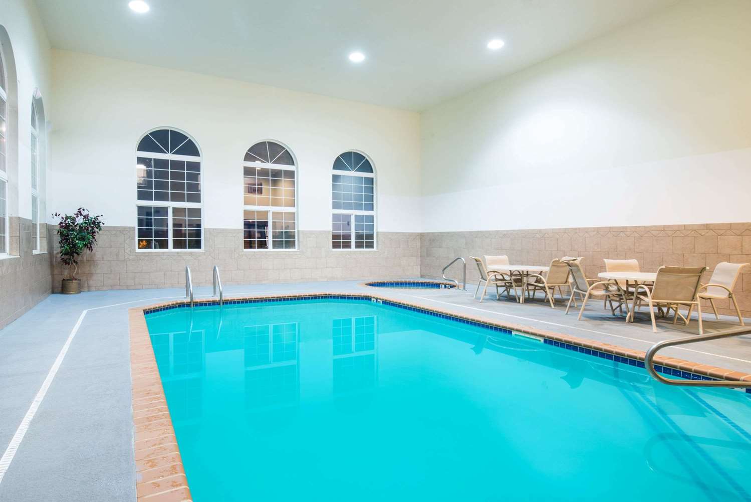 Howard Johnson by Wyndham Oacoma Hotel and Suites 21/31