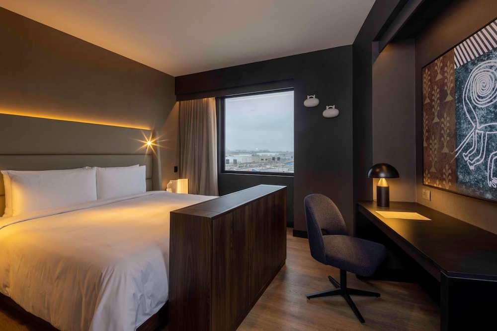 SUITE, KING BED, SOFA